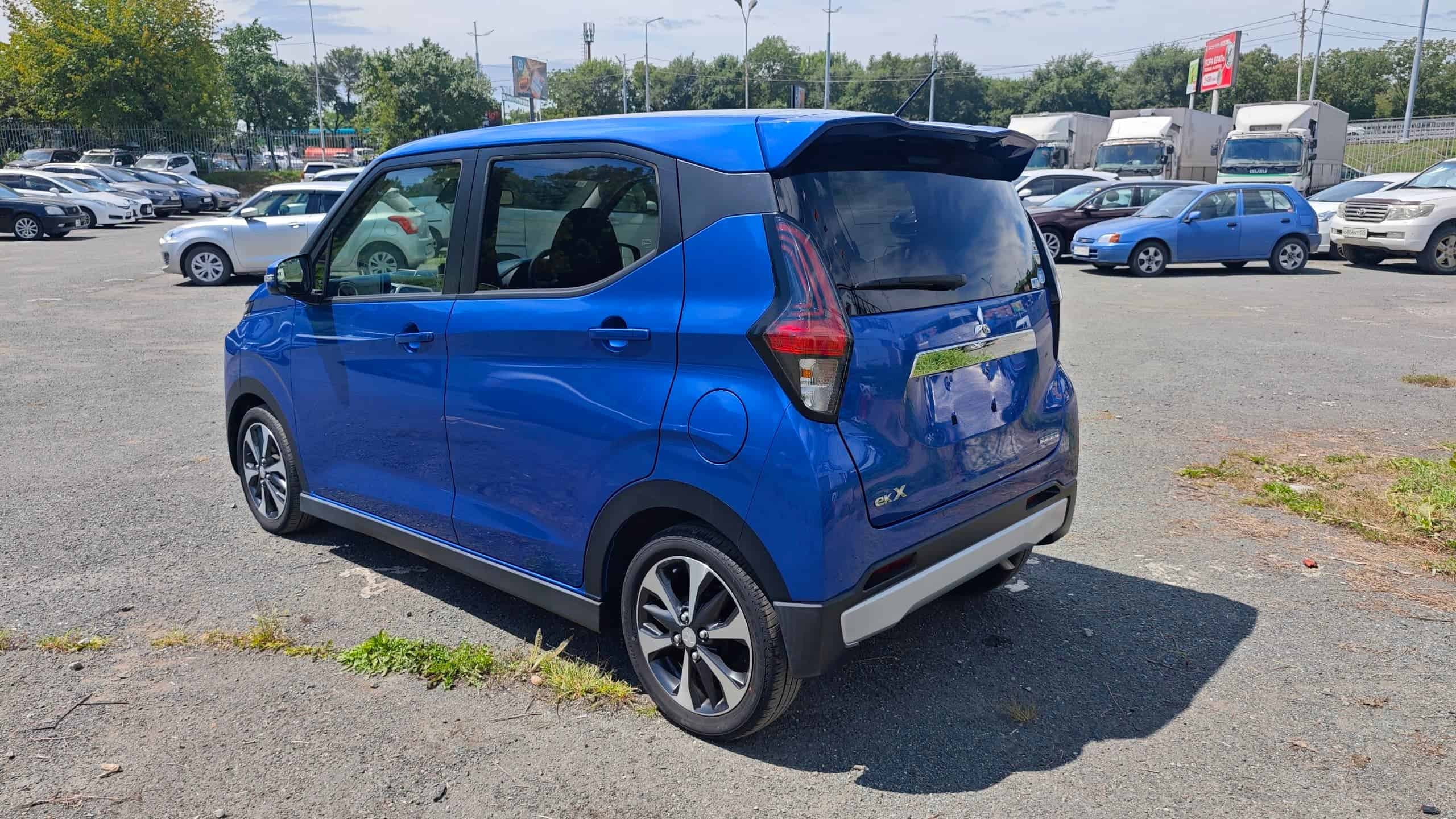 Mitsubishi eK X — сбоку